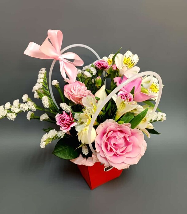 Авторский букет в сумочке, артикул F1282604 - 4015 рублей, доставка по городу. Flawery - доставка цветов