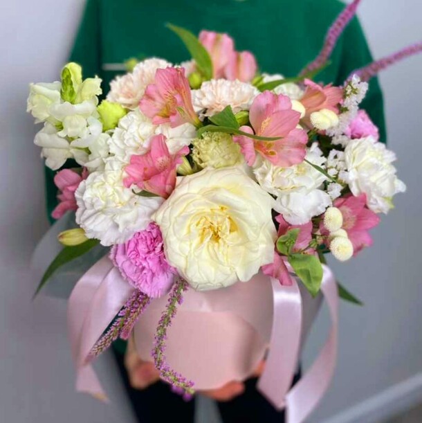 Букет в шляпной коробке, артикул F1284116 - 7370 рублей, доставка по городу. Flawery - доставка цветов