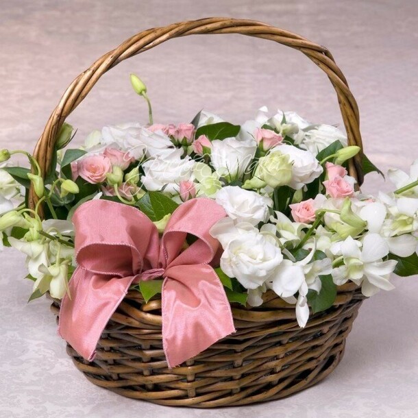 Букет из роз и эустомы в корзине, артикул F1286190 - 20735 рублей, доставка по городу. Flawery - доставка цветов