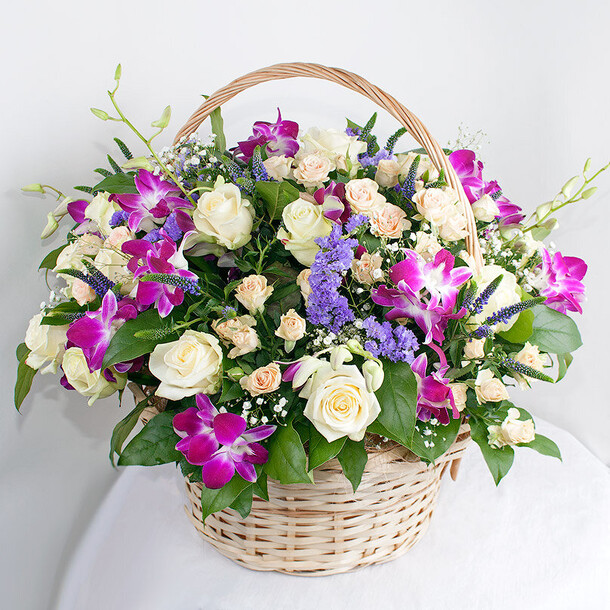 Авторский букет в корзине, артикул F1286208 - 17050 рублей, доставка по городу. Flawery - доставка цветов