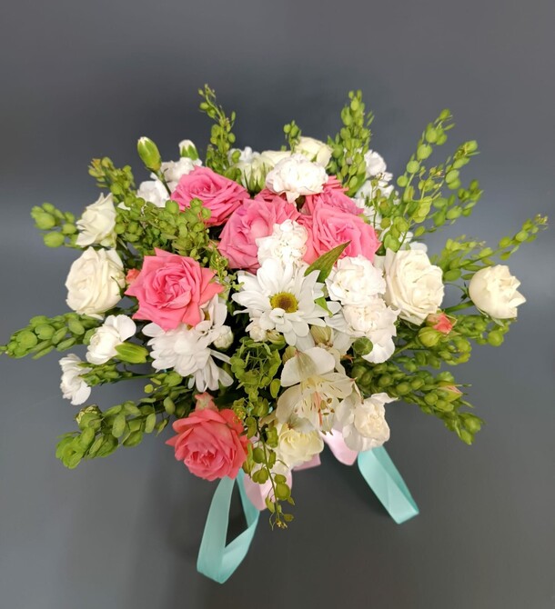 Авторский букет в шляпной коробке, артикул F1286881 - 6820 рублей, доставка по городу. Flawery - доставка цветов