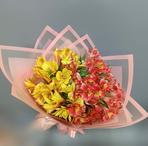 Букет ярких альстромерий, артикул F1286884 - 2585 рублей, доставка по городу. Flawery - доставка цветов