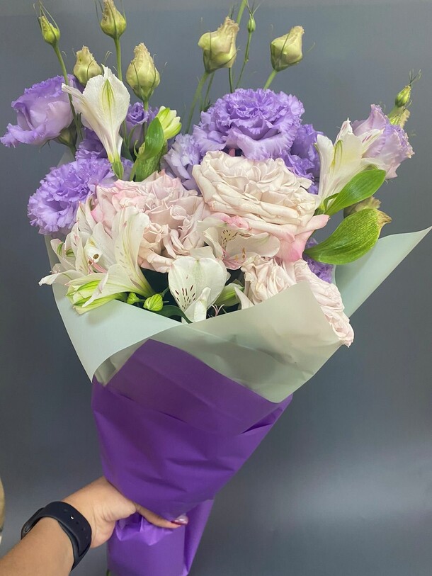 Букет из роз, альстромерий и эустомы, артикул F1287431 - 5610 рублей, доставка по городу. Flawery - доставка цветов