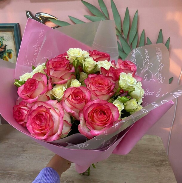 Букет классических и кустовых роз, артикул F1289921 - 8030 рублей, доставка по городу. Flawery - доставка цветов