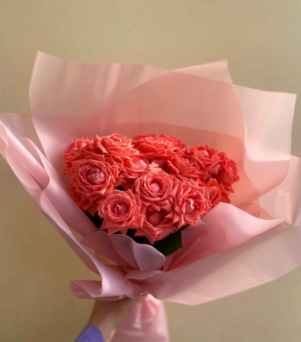 Букет кустовых роз, артикул F1289929 - 4290 рублей, доставка по городу. Flawery - доставка цветов