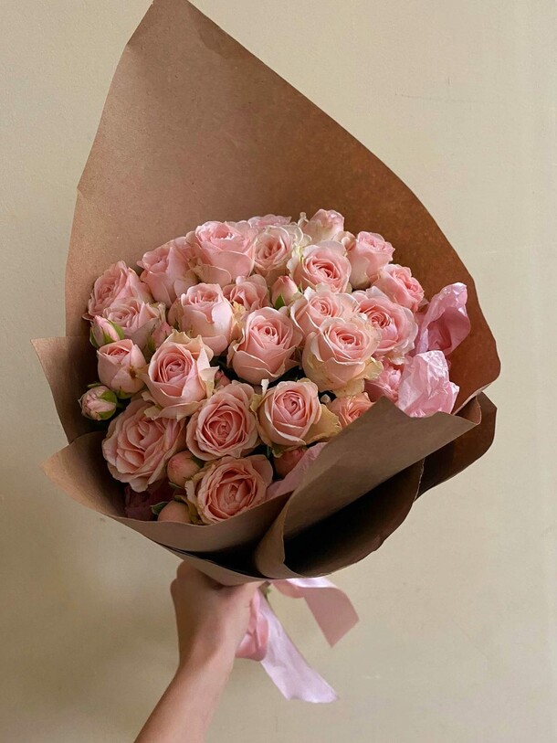 Букет кустовых роз в крафте, артикул F1290329 - 4620 рублей, доставка по городу. Flawery - доставка цветов