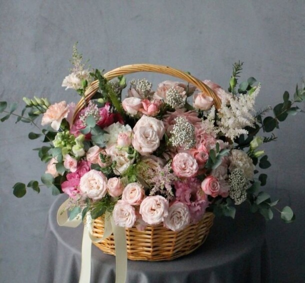 Авторский букет в корзине, артикул F1326617 - 19800 рублей, доставка по городу. Flawery - доставка цветов