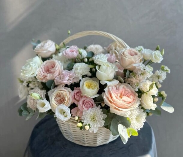 Авторский букет в корзине, артикул F1326627 - 19800 рублей, доставка по городу. Flawery - доставка цветов