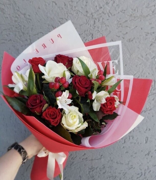 Букет из роз и альстромерий, артикул F1330142 - 4300 рублей, доставка по городу. Flawery - доставка цветов