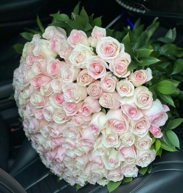 Букет 55 роз под ленту, артикул F1334648 - 17900 рублей, доставка по городу. Flawery - доставка цветов