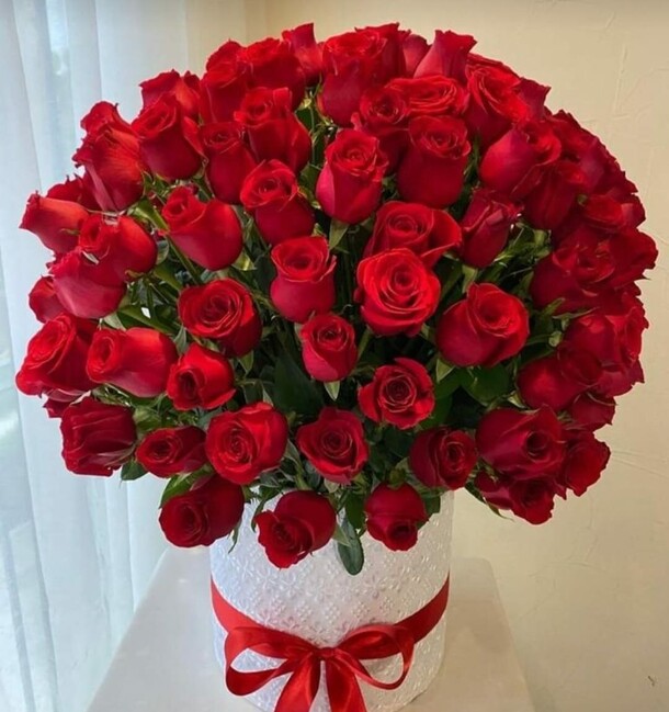 Букет красных роз в шляпной коробке, артикул F1334945 - 13490 рублей, доставка по городу. Flawery - доставка цветов