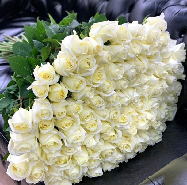 Большой букет белых роз, артикул F1334949 - 42000 рублей, доставка по городу. Flawery - доставка цветов