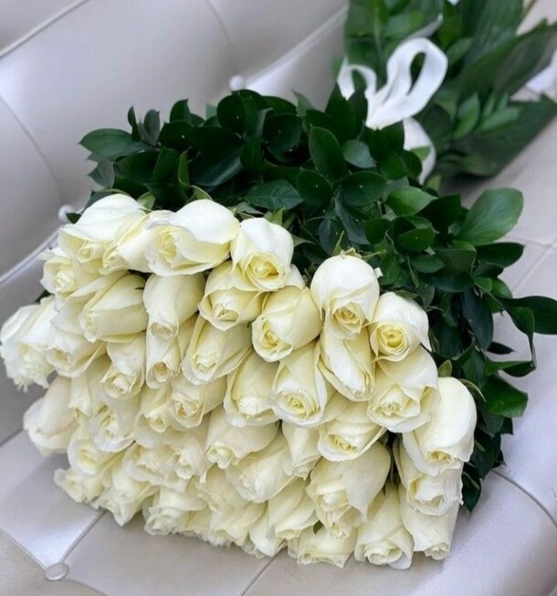 Букет белых роз, артикул F1334962 - 11200 рублей, доставка по городу. Flawery - доставка цветов