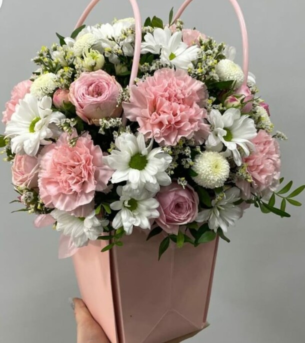 Авторский букет в сумочке, артикул F1353339 - 4890 рублей, доставка по городу. Flawery - доставка цветов