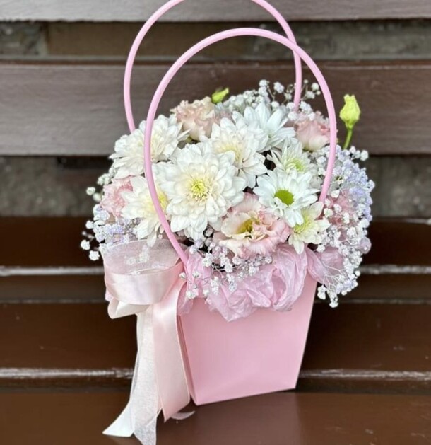 Букет в сумочке «девичий рай», артикул F1353351 - 2800 рублей, доставка по городу. Flawery - доставка цветов