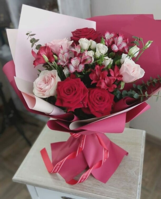 Букет из роз и альстромерий, артикул F1353384 - 4800 рублей, доставка по городу. Flawery - доставка цветов