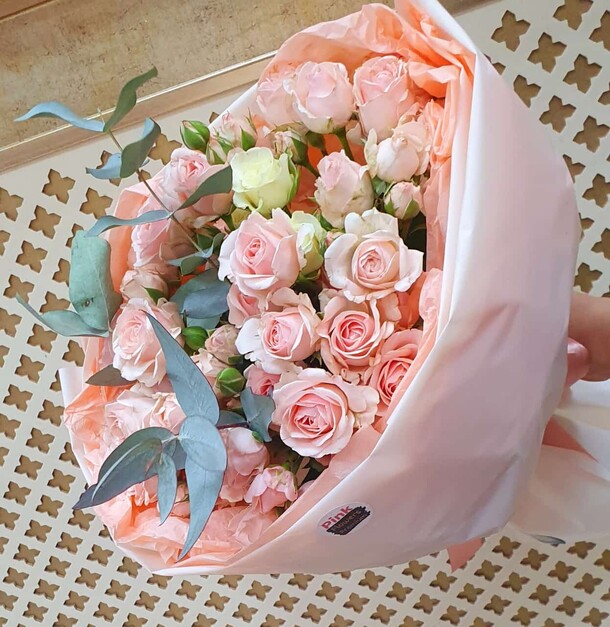 Букет кустовых роз с эвкалиптом, артикул F1356128 - 5671 рублей, доставка по городу. Flawery - доставка цветов