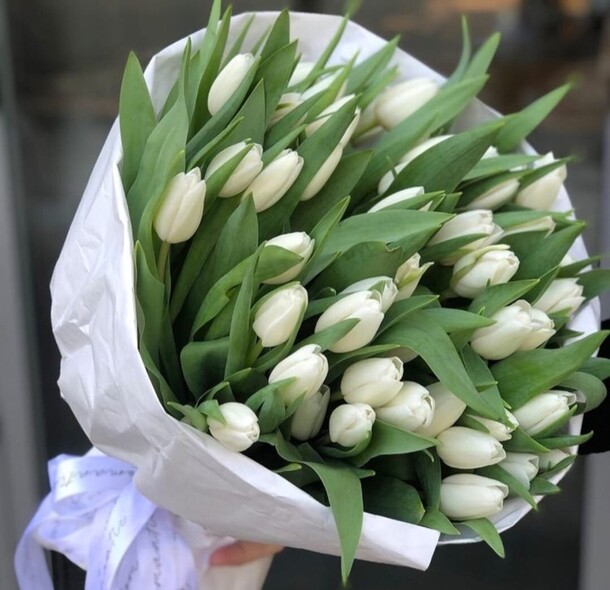 Букет белых тюльпанов, артикул F1369624 - 13386 рублей, доставка по городу. Flawery - доставка цветов