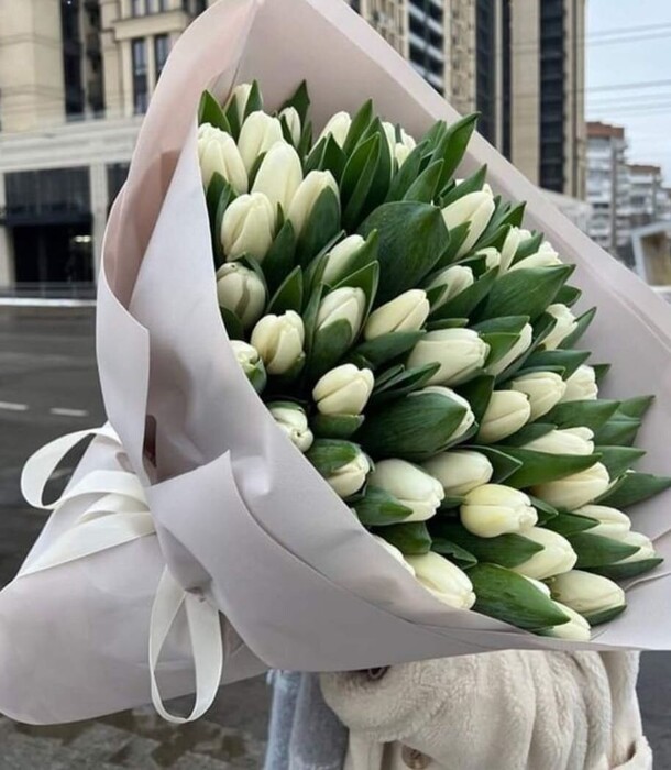 Большой букет белых тюльпанов, артикул F1369652 - 26296 рублей, доставка по городу. Flawery - доставка цветов