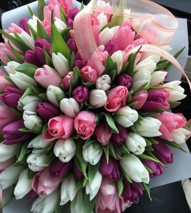 Букет тюльпанов, артикул F1369877 - 26296 рублей, доставка по городу. Flawery - доставка цветов