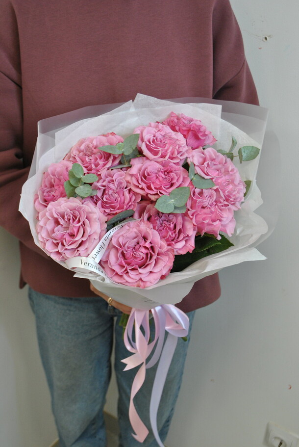 Пионовидные розы и эвкалипт, артикул F1233211 - 6589 рублей, доставка по городу. Flawery - доставка цветов