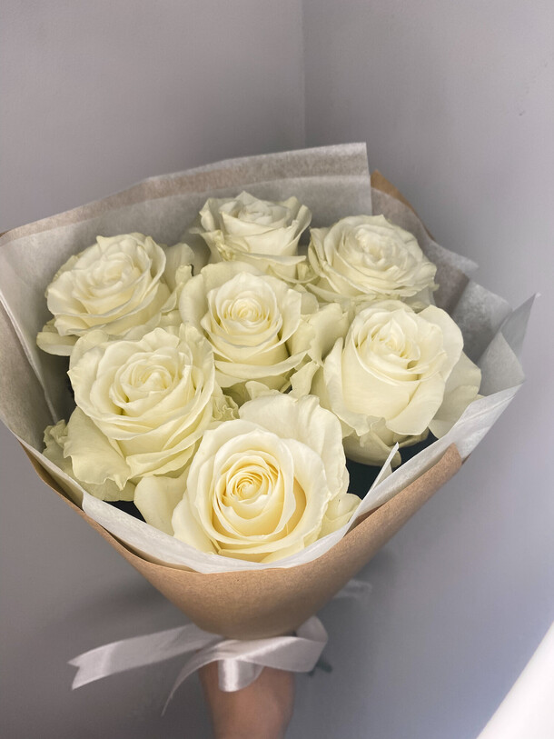 Букет белых роз, артикул F1241739 - 2849 рублей, доставка по городу. Flawery - доставка цветов