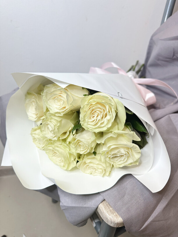 Букет белых роз, артикул F1241742 - 4519 рублей, доставка по городу. Flawery - доставка цветов