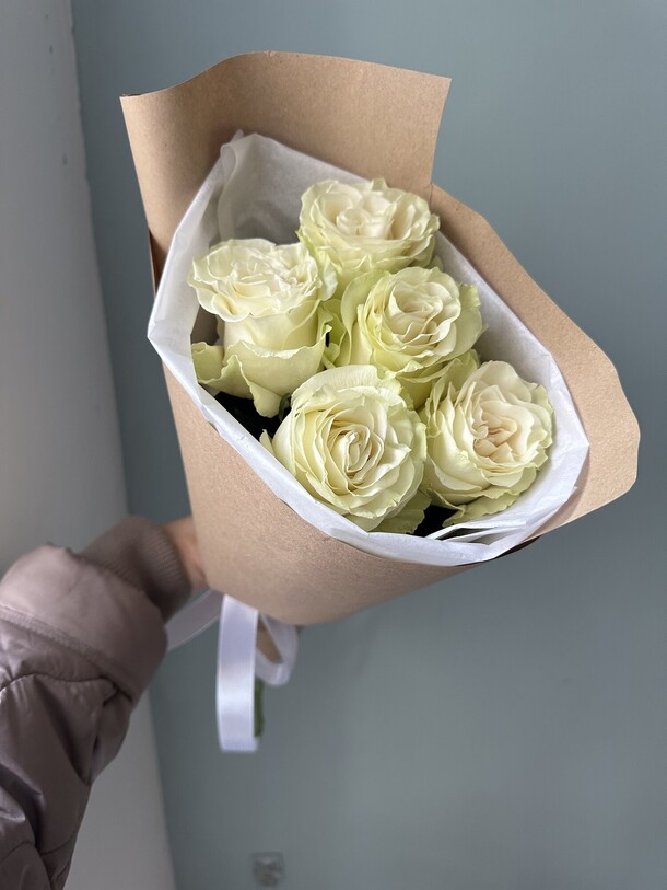 Белые розы, артикул F1242053 - 1925 рублей, доставка по городу. Flawery - доставка цветов