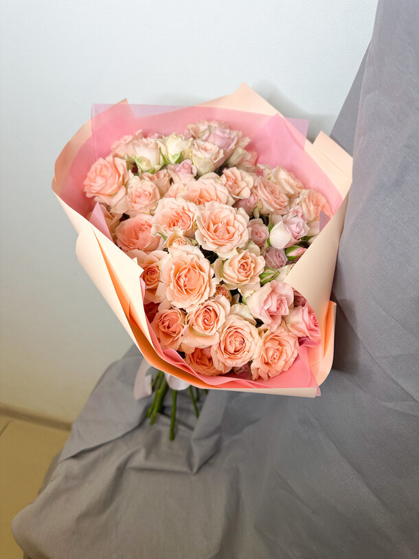 Букет кустовых роз, артикул F1243010 - 5489 рублей, доставка по городу. Flawery - доставка цветов