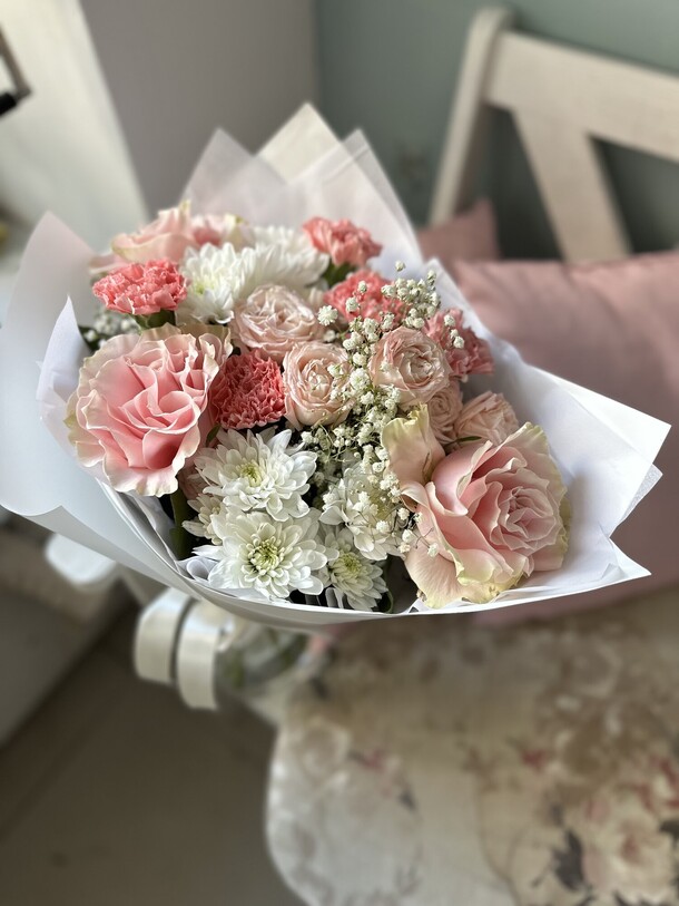 Нежный букет с розами, артикул F1244865 - 5500 рублей, доставка по городу. Flawery - доставка цветов