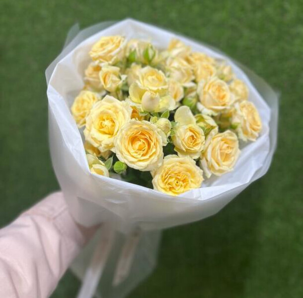 Букет с кустовыми пионовидными розами 😍, артикул F1247089 - 1925 рублей, доставка по городу. Flawery - доставка цветов