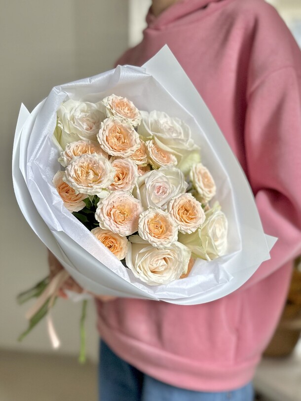 Невероятный букет с вип розами 😍, артикул F1269672 - 3850 рублей, доставка по городу. Flawery - доставка цветов