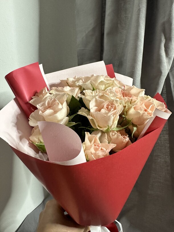 Букет из кустовых роз, артикул F1270426 - 1925 рублей, доставка по городу. Flawery - доставка цветов