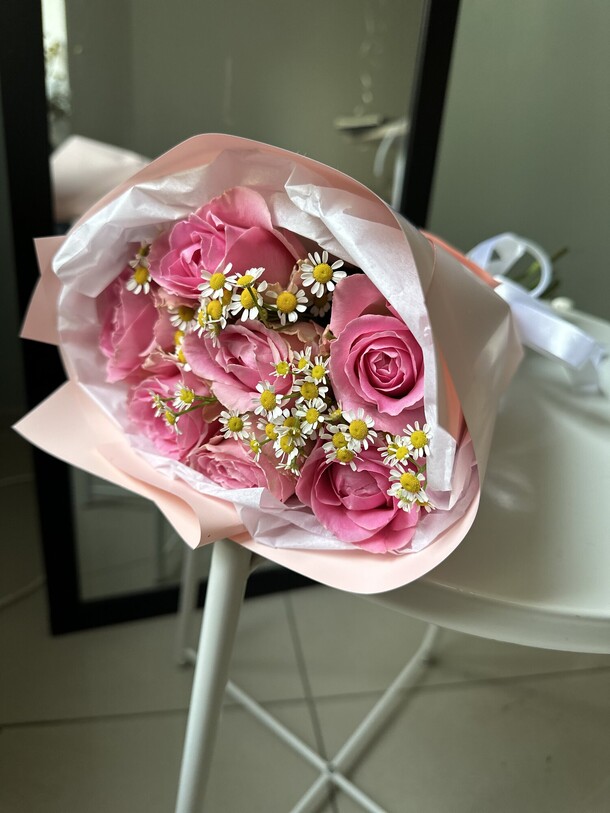 Нежный букет с ромашками и розами, артикул F1270428 - 2517 рублей, доставка по городу. Flawery - доставка цветов