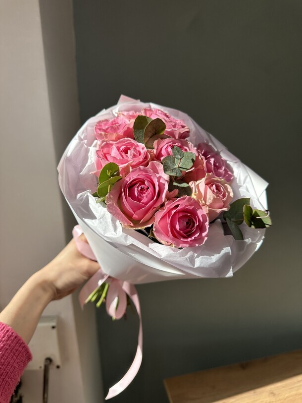 Розы и эвкалипт, артикул F1281930 - 2750 рублей, доставка по городу. Flawery - доставка цветов