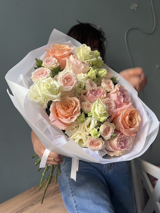 Букет в теплых оттенках 😍, артикул F1289101 - 6105 рублей, доставка по городу. Flawery - доставка цветов