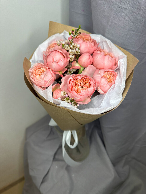 Букет-комплимент с пионовидными розами, артикул F1305370 - 2310 рублей, доставка по городу. Flawery - доставка цветов