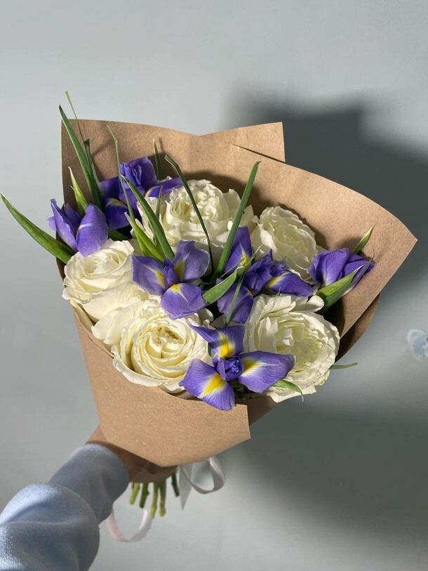 Нежный букет с ирисами и розами, артикул F1345804 - 3300 рублей, доставка по городу. Flawery - доставка цветов