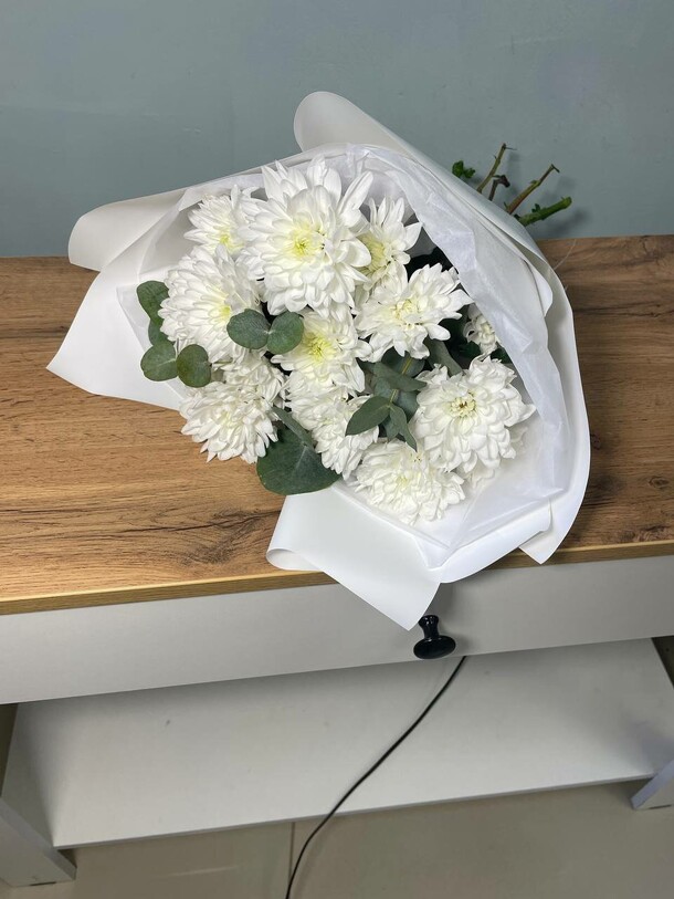 Букет с хризантемой и эвкалиптом, артикул F1348207 - 2629 рублей, доставка по городу. Flawery - доставка цветов