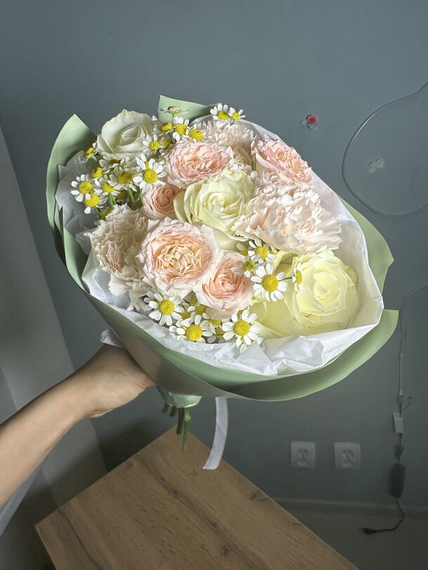 Букет-комплимент с ромашкой и розами, артикул F1348680 - 2530 рублей, доставка по городу. Flawery - доставка цветов