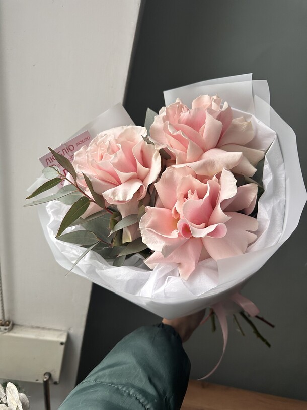 Букет французских роз и эвкалипта, артикул F1364667 - 1980 рублей, доставка по городу. Flawery - доставка цветов