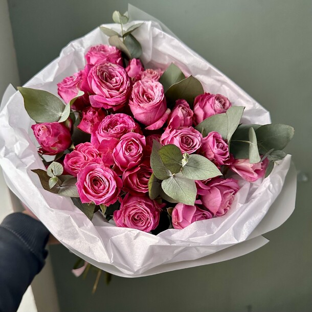 Букет с пионовидными розами и эвкалиптом, артикул F1365489 - 4250 рублей, доставка по городу. Flawery - доставка цветов