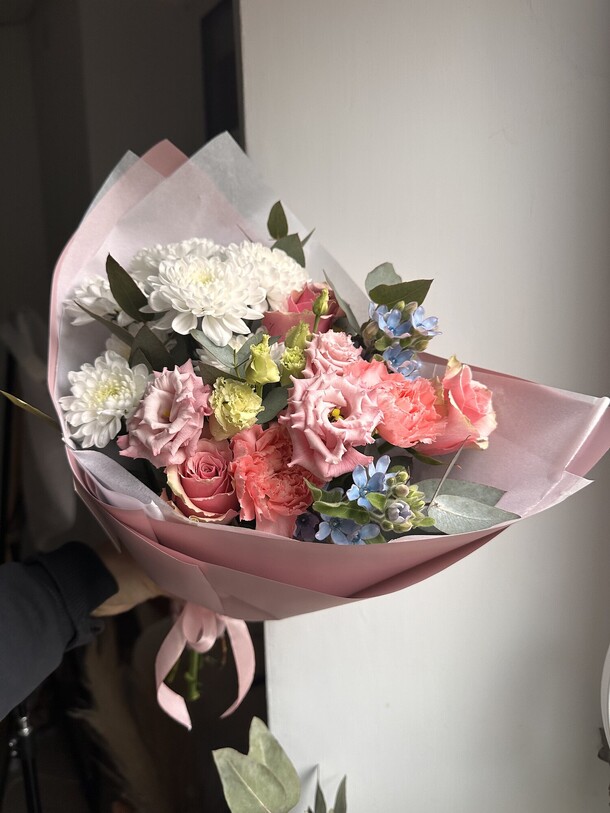 Букет с голубыми акцентами, артикул F1374436 - 3300 рублей, доставка по городу. Flawery - доставка цветов