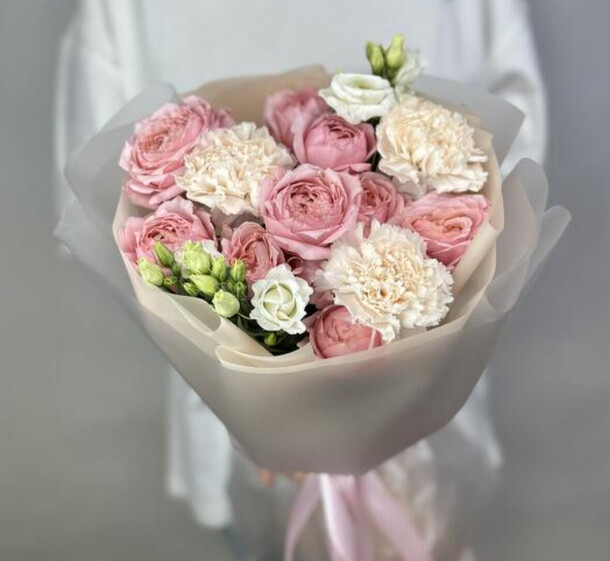 Букет с вип сортами стойких цветов, артикул F1376193 - 3630 рублей, доставка по городу. Flawery - доставка цветов