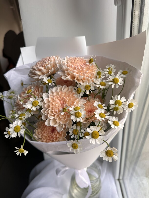 Букет-комплимент с ромашками, артикул F1427609 - 2200 рублей, доставка по городу. Flawery - доставка цветов