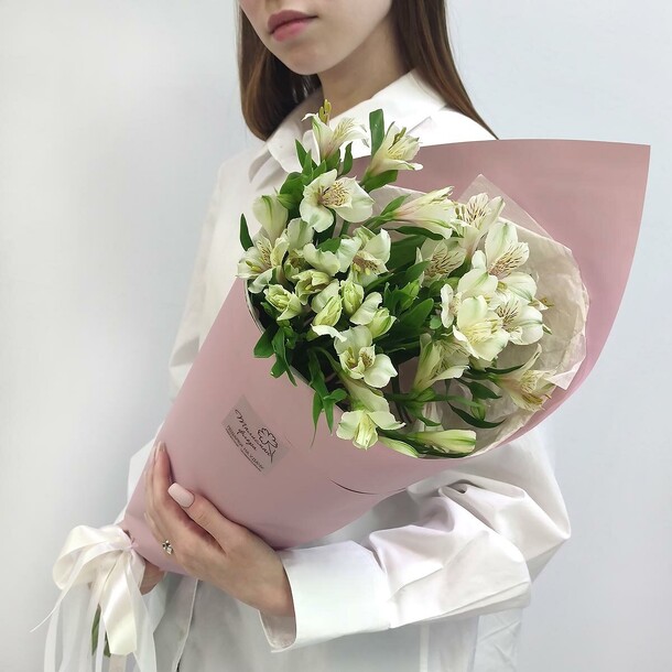 Белые альстромерии в упаковке, артикул F1299162 - 2420 рублей, доставка по городу. Flawery - доставка цветов