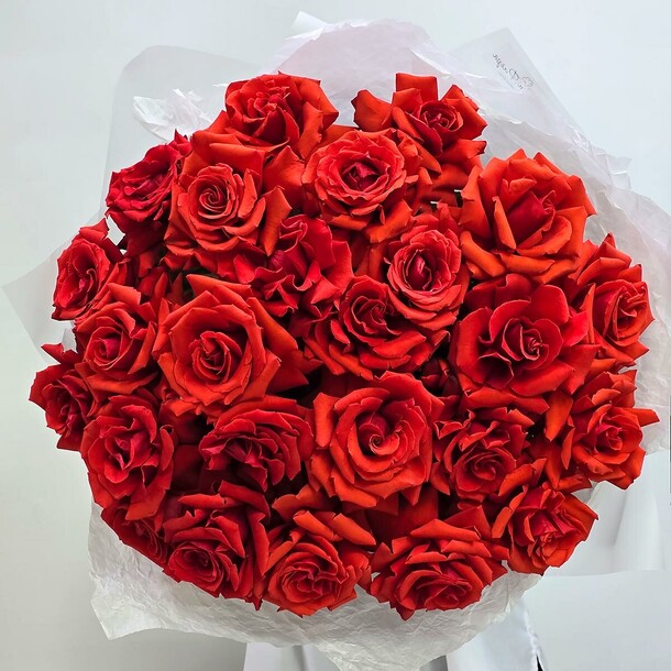 Эффектный огненный букет французских роз, артикул F1348801 - 11000 рублей, доставка по городу. Flawery - доставка цветов