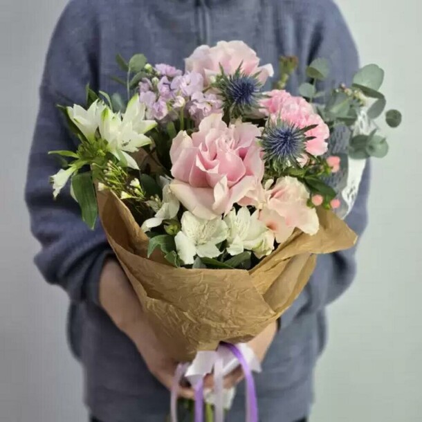 Лесной каприз букет из французских роз и зелени, артикул F1373016 - 5500 рублей, доставка по городу. Flawery - доставка цветов