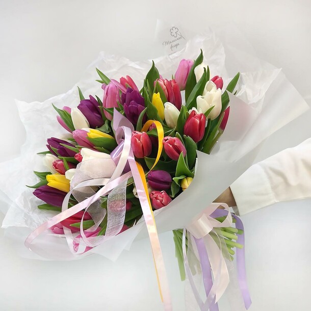 31 разноцветный тюльпан, артикул F1373385 - 5909 рублей, доставка по городу. Flawery - доставка цветов
