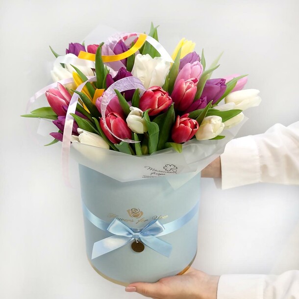 31 разноцветный тюльпан в коробке, артикул F1373387 - 7942 рублей, доставка по городу. Flawery - доставка цветов